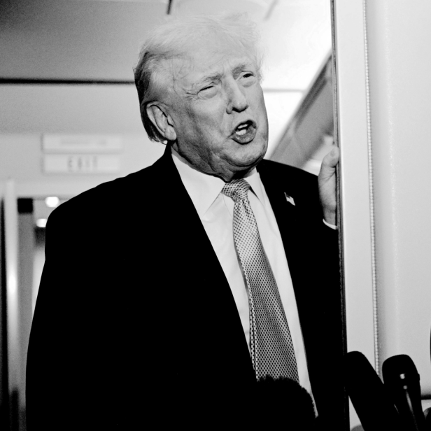 zu sehen ist der US-Präsident Donald Trump am 4. Januar 2026 auf dem Rückflug nach Washington, D.C. an Bord der Air Force One mit Reportern.