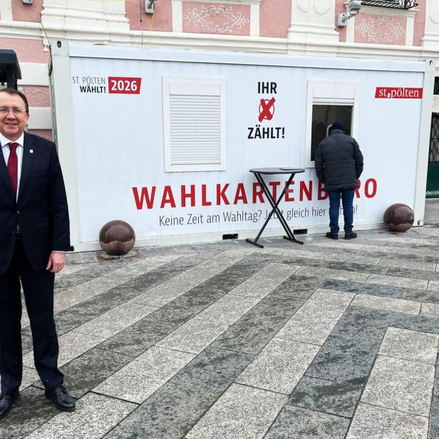 Bürgemeister von St. Pölten vor Wahlkarten-Containern