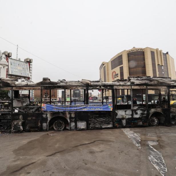 Ausgebrannter Bus in Teheran