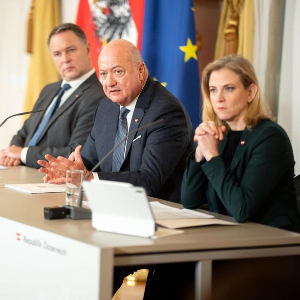 zu sehen sind Vizekanzler Andreas Babler (SPÖ), Bundeskanzler Christian Stocker (ÖVP) und Außenministerin Beate Meinl-Reisinger (Neos) im Rahmen des Pressefoyers nach einer Sitzung des Ministerrats im Bundeskanzleramt in Wien.