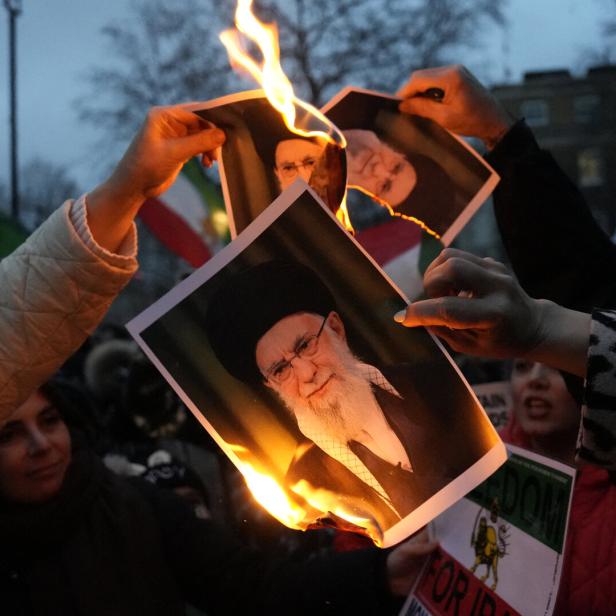 Menschen verbrennen Fotos des Obersten Führers des Iran, Khamenei