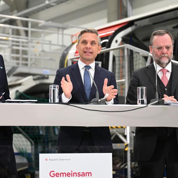 zu sehen sind Infrastrukturminister Peter Hanke (SPÖ), Wirtschaftsminister Wolfgang Hattmannsdorfer (ÖVP) und Staatssekretär Josef Schellhorn (NEOS) am Freitag, 16. Jänner 2026, anlässlich der Präsentation der "Industriestrategie Österreich 2035" in Wien.