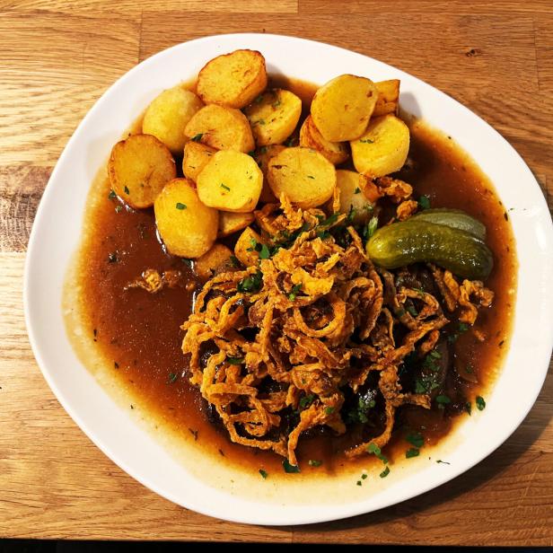 Veganer Zwiebelrostbraten mit Brateräpfeln, Zwiebel und Gurken