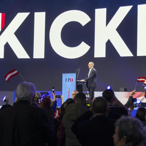 Herbert Kickl spricht beim FPÖ-Neujahrstreffen in Klagenfurt vor jubelndem Publikum und großer Namensprojektion auf der Bühne.