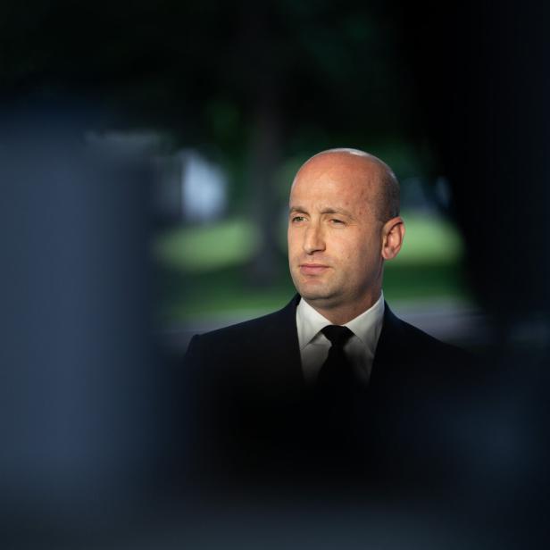 Ein Mann mit Glatze - Stephen Miller - und Anzug