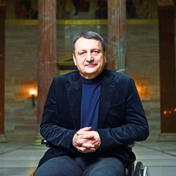 Naitonalratsabgeordneter Klaus Fürlinger sitzt in der Säulenhalle des Parlaments im Rollstuhl