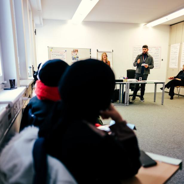 Frauen mit Kopftuch sitzen im Klassenzimmer