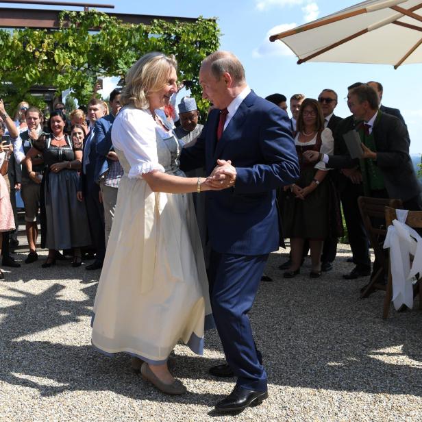 Karin Kneissl beim Tanz mit Wladimir Putin