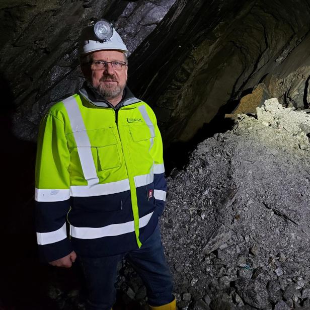 zu sehen ist Dietrich Wanke, Geschäftsführer von European Lithium, im Stollen in Kärnten.