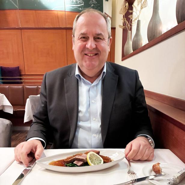 Josef Pröll sitzt im Restaurant Salzgries an einem Tisch