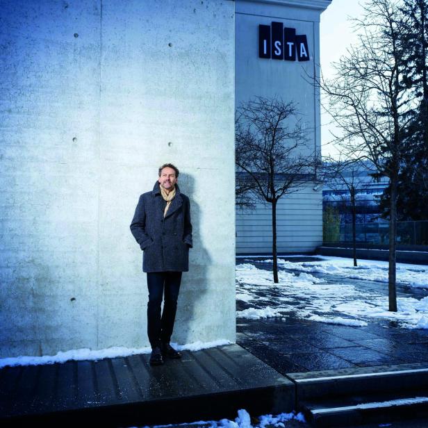 ISTA-Präsident Martin Hetzer steht vor einer Betonwand im Freien