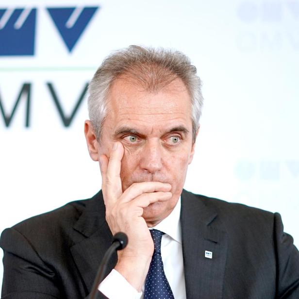Rainer Seele sitzt nachdenklich vor einem OMV-Logo, während über seine mögliche Rückkehr in den OMV-Aufsichtsrat spekuliert wird.