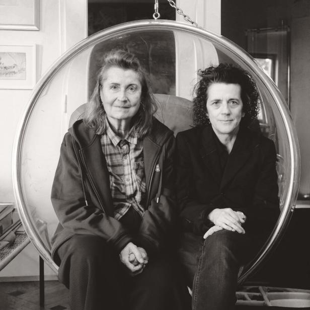 Elfriede Jelinek und Olga Neuwirth in einem kreisrunden hängenden Schaukelstuhl