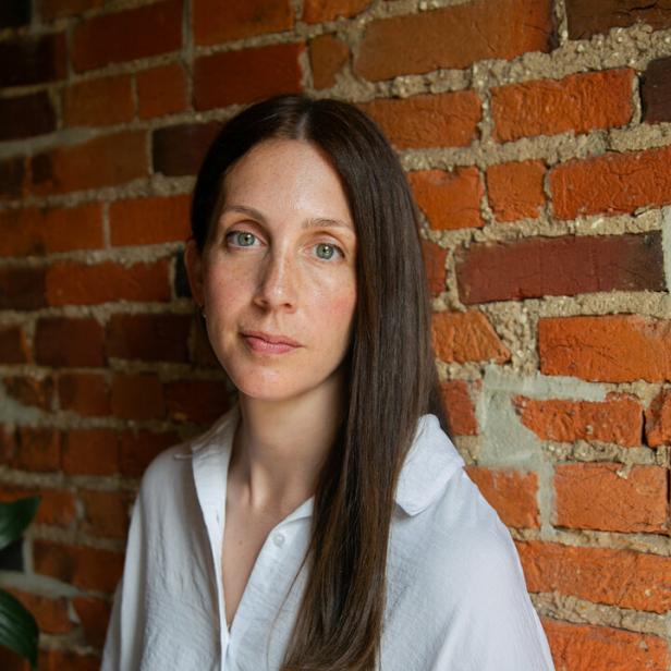 Liz Moore schaut direkt in die Kamera