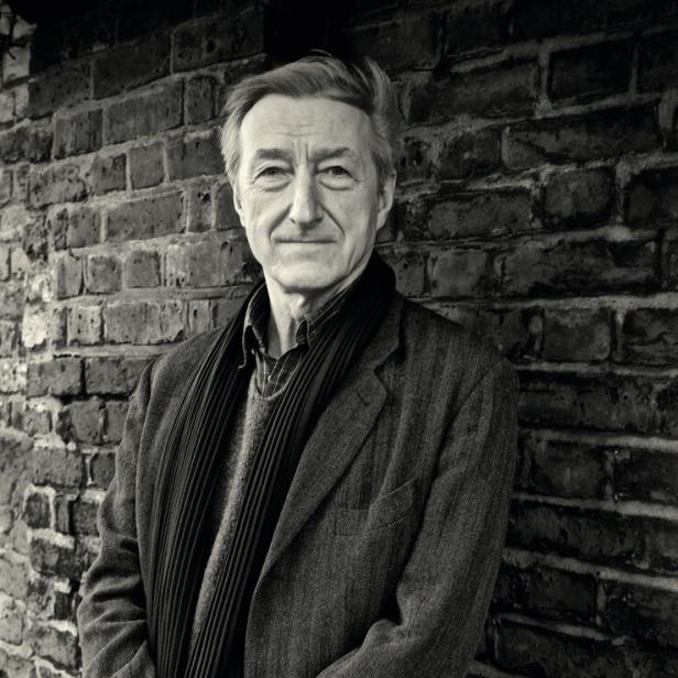 zu sehen ist der Autor Julian Barnes