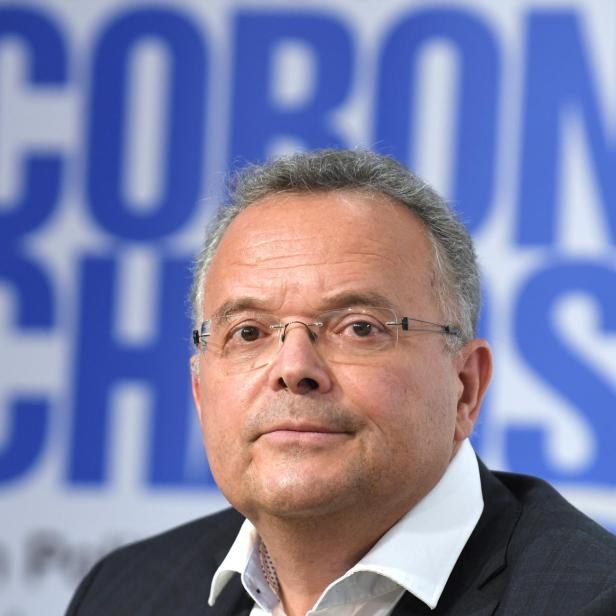 zu sehen ist der FPÖ-Europabgeordnete Gerald Hauser im Rahmen einer Pressekonferenz vom 2. Dezember 2021