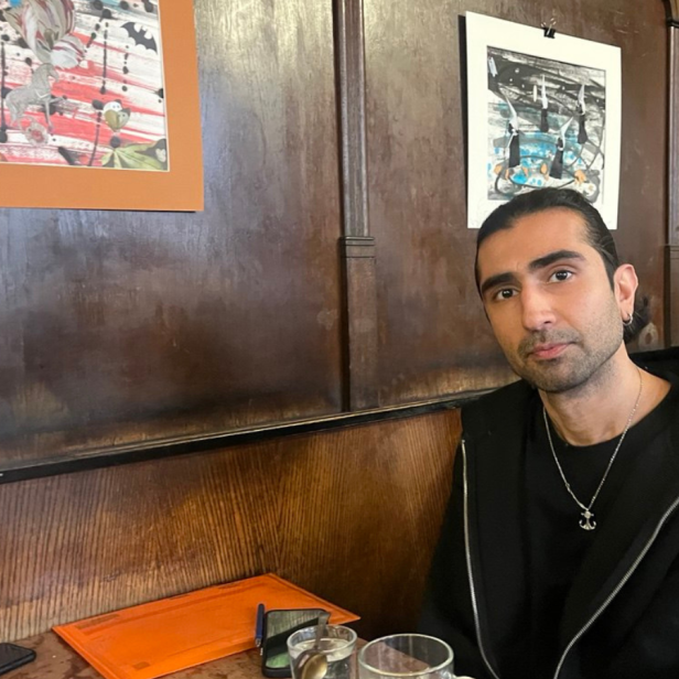 Ein Mann in einem Wiener Café.