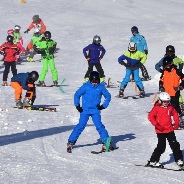 zu sehen sind mehrere Kinder und Jugendliche im Rahmen eines Skikurses im oberösterreichischen Gosau im Jahr 2021.