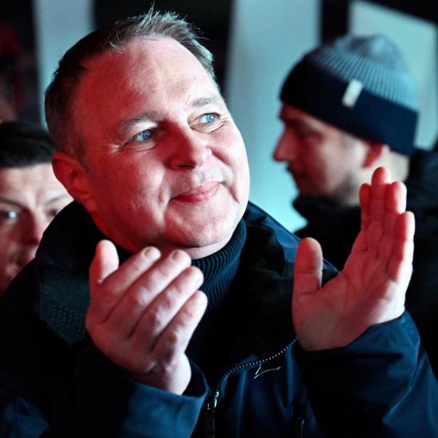 Ein Mann in dunkler Jacke, SPÖ-Chef Andreas Babler, klatscht und lächelt, umgeben von weiteren Personen in winterlicher Kleidung.