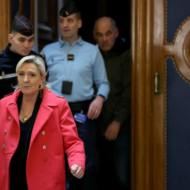 Marine Le Pen beim Verlassen des Gerichtsgebäudes