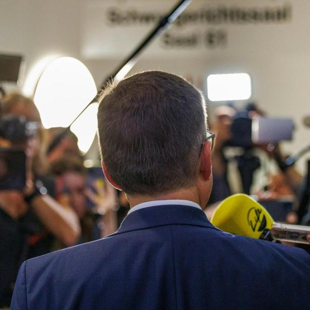 zu sehen ist  ÖVP-Klubobmann August Wöginger, anlässlich des Prozessbeginnes gegen ihn und zwei Beamte wegen Amtsmissbrauchs bei Postenbesetzung, aufgenommen am Dienstag, 7. Oktober 2025 in Linz.