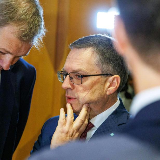zu sehen ist Anwalt Michael Rohregger und ÖVP-Klubobmann August Wöginger, im Rahmen eines Prozesses gegen ÖVP-Klubobmann Wöginger und zwei Finanzbeamte wegen Amtsmissbrauchs, aufgenommen am Mittwoch, 11. Februar 2026 in Linz.