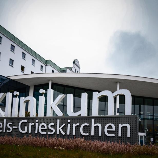 Das Namensschild des Klinikum Wels-Grieskirchen vor dem Spitalsgebäude