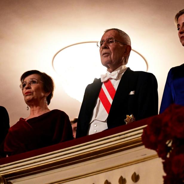 Zwei Männer im Frack und zwei Frauen im Ballkleid in einer Theaterloge Babler, Schmidauer, Van der Bellen und Meinl-Reisinger.. Es handelt sich 
