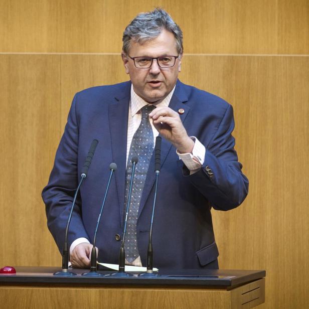 Am Redner:innenpult: Nationalratsabgeordneter Gerhard Deimek (FPÖ)