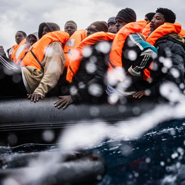 Geflüchtete auf einem Schlauchboot vor Libyen 