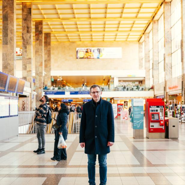 Philipp Nagl in der Ankunftshalle des Wiener Westbahnhofs.