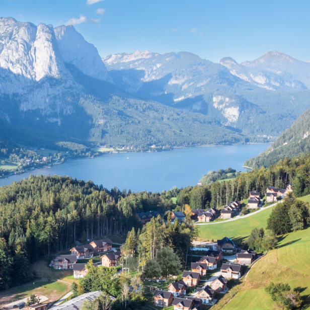 Schöner Ausblick über Berge und See