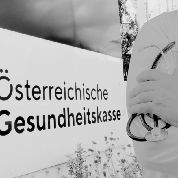 Ein Arzt steht vor dem Schild der ÖGK
