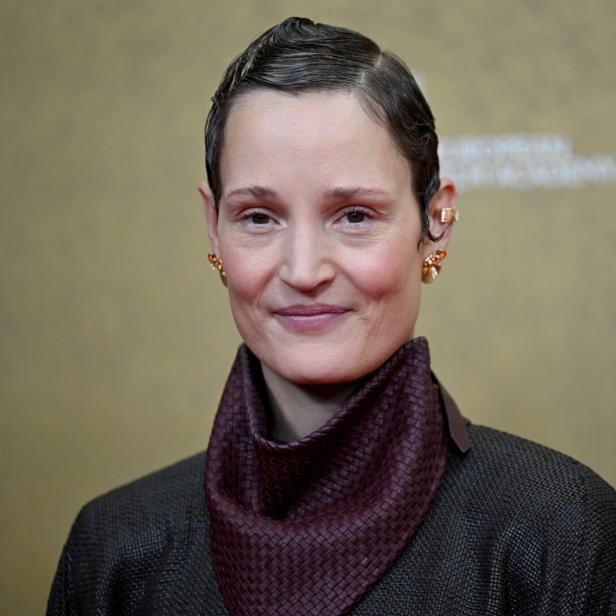 Die Schauspielerin Vicky Krieps in dunkler Kleidung und strenger Frisur bei einer Preisverleihung 