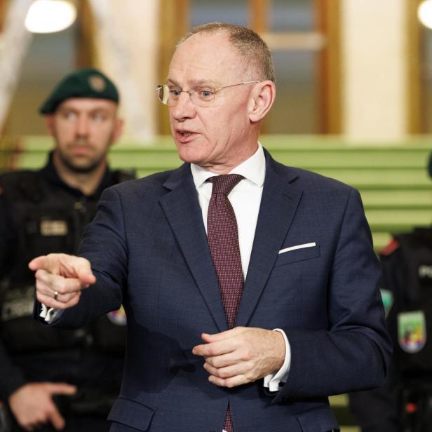 Innenminister Gerhard Karner (ÖVP) am Mittwoch, 11. Februar 2026, anl. eines Lokalaugenscheins zu den Sicherheitsmaßnahmen am Opernball in Wien.