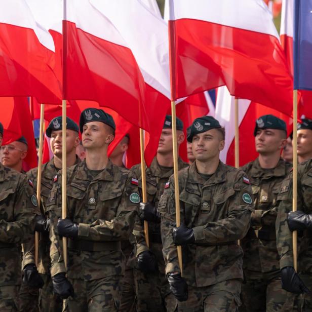 Polnische Soldaten halten Polen & Nato-Flagge
