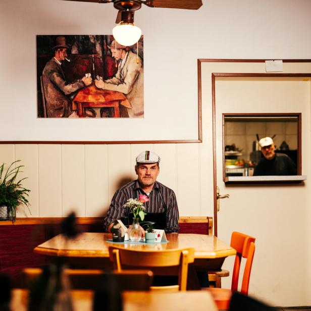 Christian Bartik, Wirt und Koch, sitzt am Stammtisch seines Gasthauses Alxinger in Wien