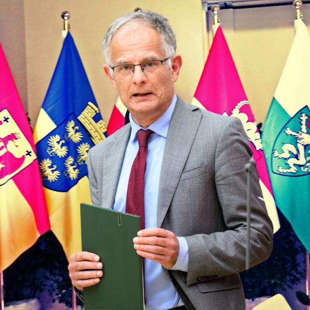 Finanzminister Markus Marter vor Fahnen der Bundesländer