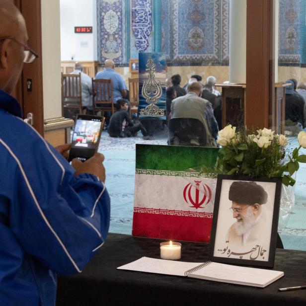 Ein Mann macht ein Foto von einem Porträt des getöteten iranischen Führers Ayatollah Ali Khamenei in einer Moschee in Südafrika.