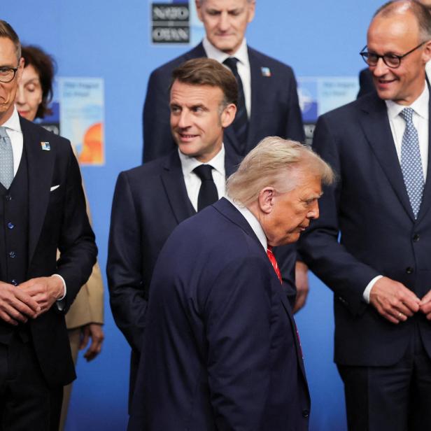 US-Präsident Donald Trump und Deutschlands Bundeskanzler Friedrich Merz und Frankreichs Präsident Emmanuel Macron bei einem NATO-Gipfel im Juni 2025. 