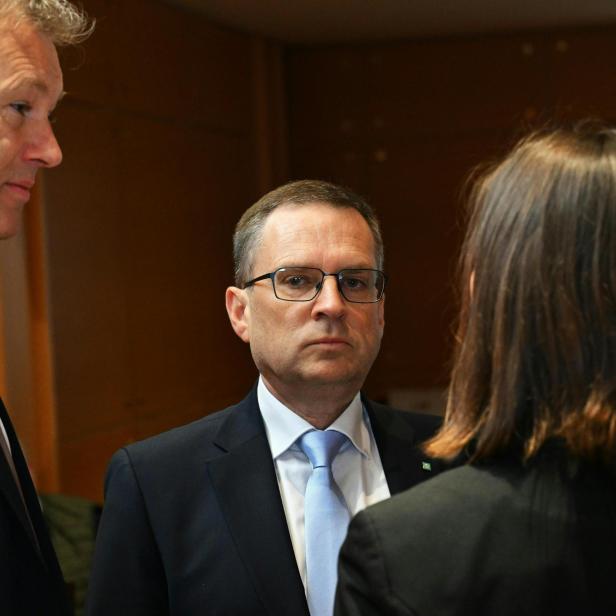 zu sehen sind Anwalt Michael Rohregger und ÖVP-Klubobmann August Wöginger, anlässlich des Forts. Prozesses gegen ÖVP-Klubobmann Wöginger und zwei Finanzbeamte wegen Amtsmissbrauchs, am Dienstag, 3. März 2026 in Linz.