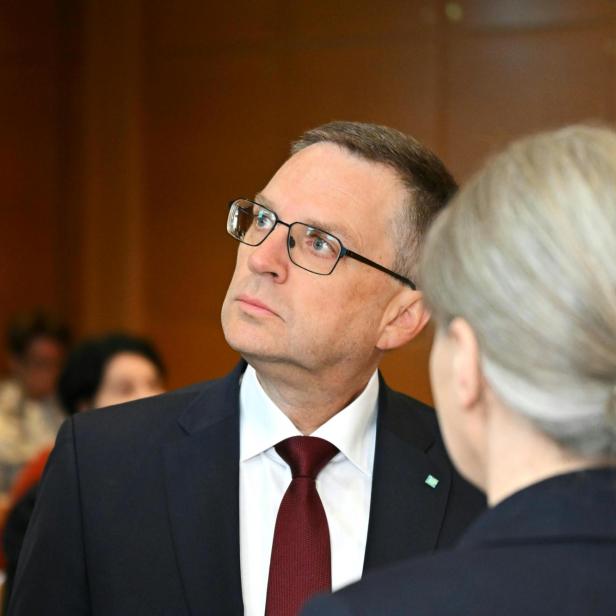zu sehen sind Anwalt Michael Rohregger und ÖVP-Klubobmann August Wöginger, im Rahmen des Forts. Prozess gegen ÖVP-Klubobmann Wöginger und zwei Finanzbeamte wegen Amtsmissbrauchs, aufgenommen am Donnerstag, 5. März 2026 in Linz.