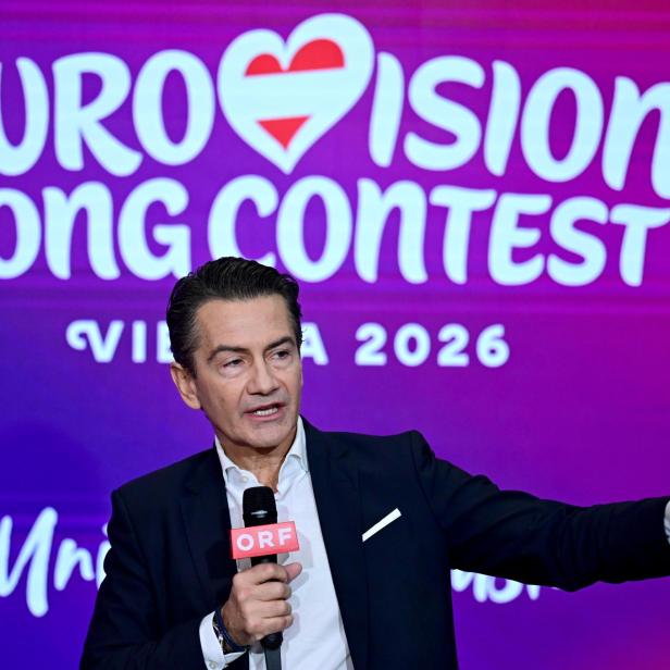 Roland Weißmann spricht bei einer Pressekonferenz zum Eurovision Song Contest 2026 in Wien und hält ein ORF-Mikrofon.