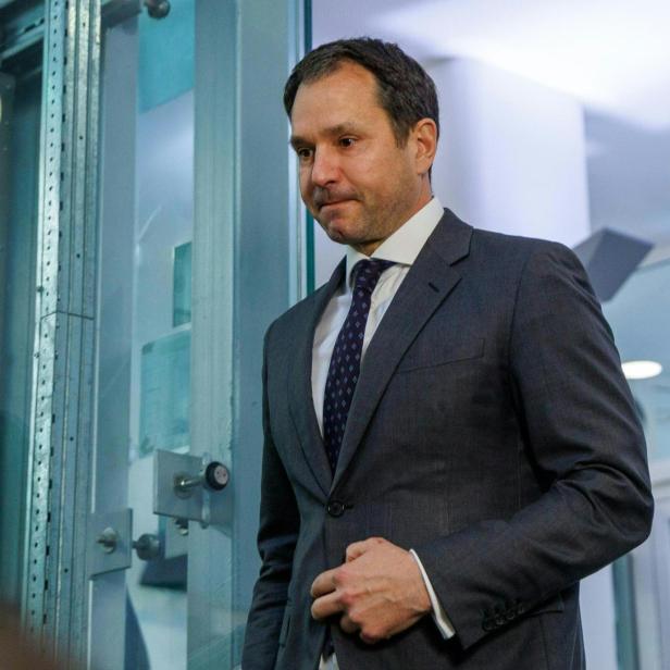 zu sehen ist der Zeuge Thomas Schmid anlässlich der Fortsetzung des Prozesses gegen ÖVP-Klubobmann Wöginger und zwei Finanzbeamte wegen Amtsmissbrauchs, aufgenommen am Montag, 9. März 2026 in Linz.
