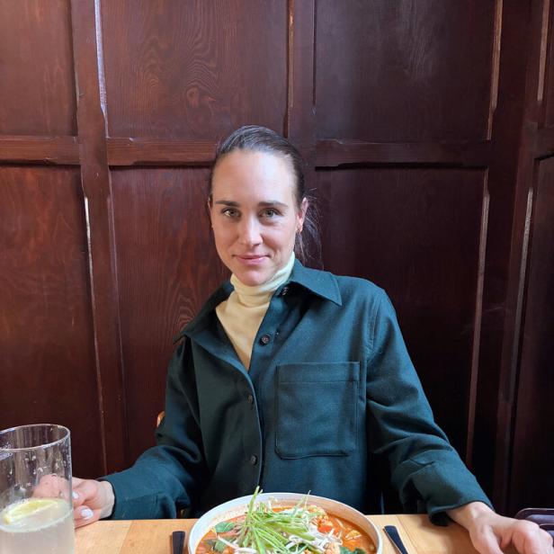 Galeristin Lisa Kandlhofer im Restaurant Hollerei in Wien