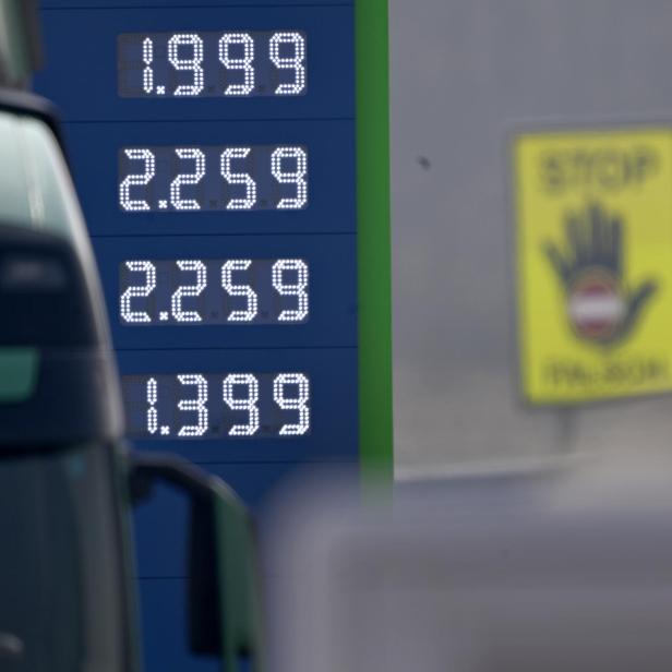  Eine Anzeigetafel der Preise für Benzin,Diesel und AdBlue an einer Tankstelle in Niederösterreich.