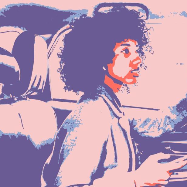Frau sitzt im Taxi