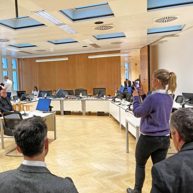 profil-Chefredakteurin Anna Thalhammer fotografiert Egisto Ott vor Beginn des Prozesses wegen des Verdachts der Russland-Spionage. Ott hat sämtliche Vorwürfe immer bestritten, es gilt die Unschuldsvermutung.