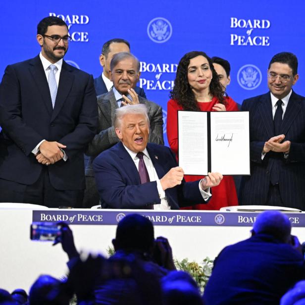 Vjosa Osmani, im roten Kleid und als einzige Staatschefin bei der Gründung des "Board of Peace" in Davos. 