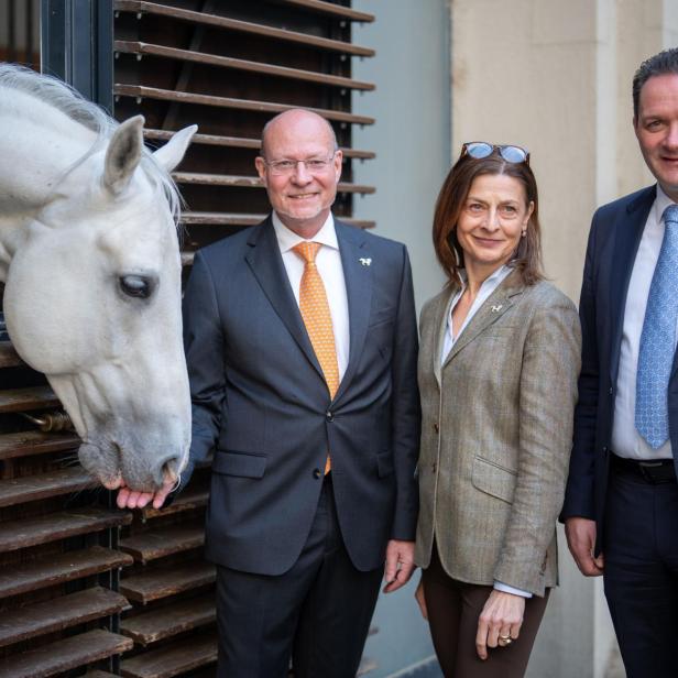Der Aufsichtsratsvorsitzende der Spanischen Hofreitschule, Michael Enzinger, die neue Chefin der Spanischen Hofreitschule Alexandra Kaszay, Landwirtschaftsminister Norbert Totschnig (ÖVP) und ein Lipizzaner.